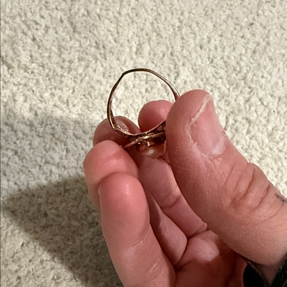 Vintage Gold and Cream Cameo Ring - Picture 2 of 7